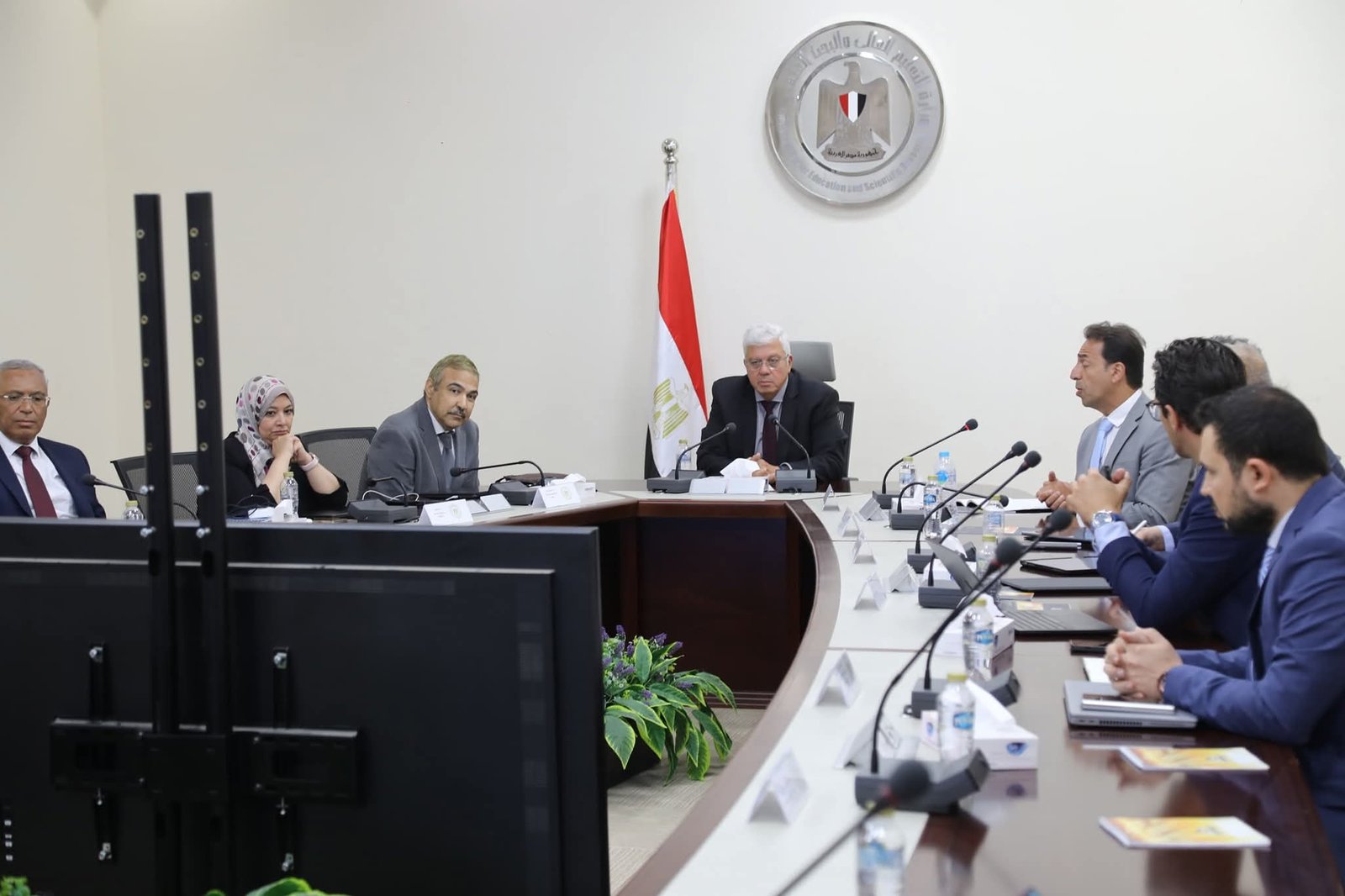 وزير التعليم العالي يعقد اجتماعًا مع ممثلي مؤسسة كلاريفيت لتعزيز التعاون المشترك