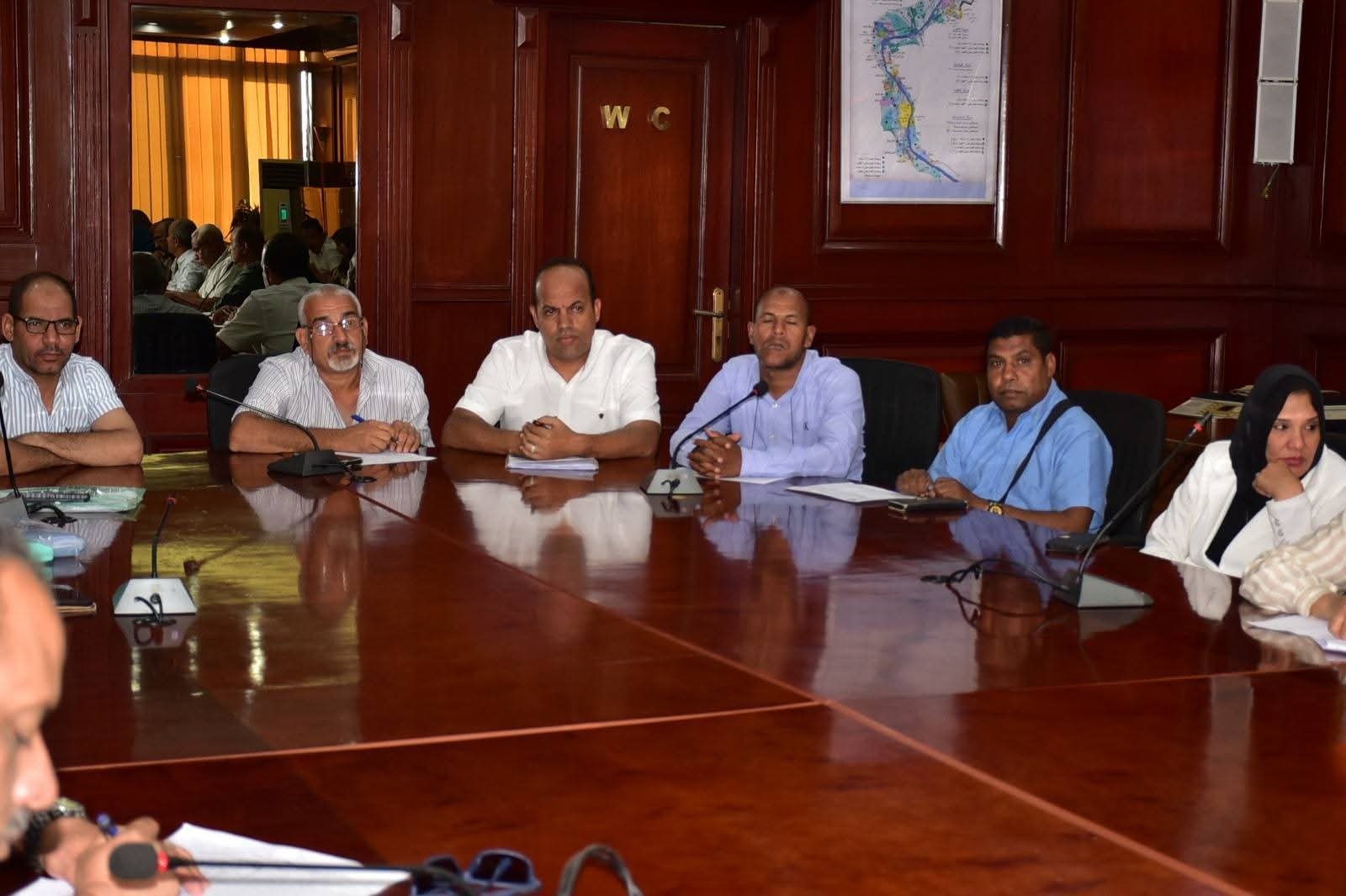 محافظ الأقصر يعقد اجتماع موسّع لمتابعة منظومة التقنين بمحافظة الأقصر