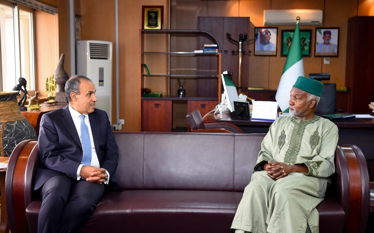 وزير الخارجية والهجرة يعقد جلسة مباحثات ثنائية مع وزير خارجية نيجيريا في أبوجا