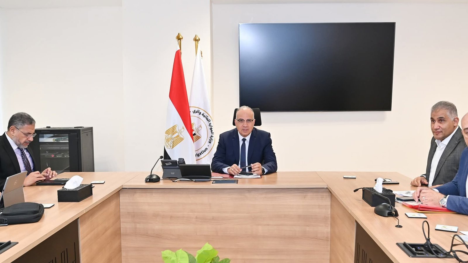 وزير الري يبحث مقترح “دراسة استخدام المسح ثلاثي الأبعاد لمعاينة القناطر والمنشآت المائية”