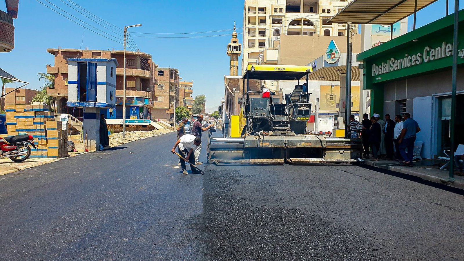 محافظ سوهاج ..رصف طريق مدخل قرية جهينة الشرقية بطول 400 متر