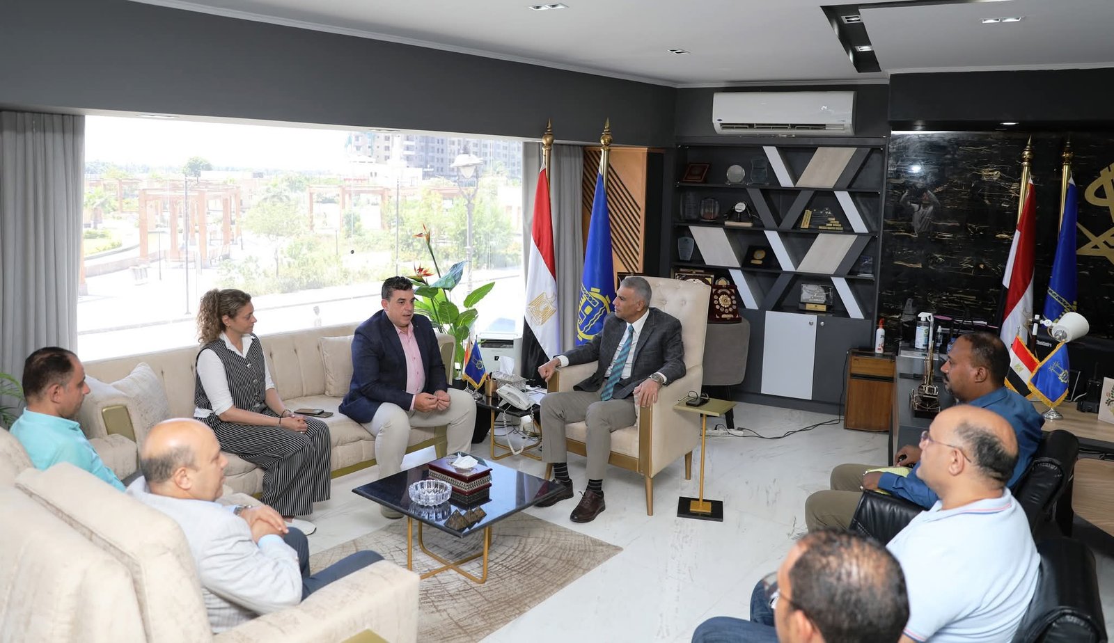 محافظ أسوان يشيد بالجهود المبذولة من لجنة إسترداد أراضى الدولة لدفع دورة وعجلة التقنين