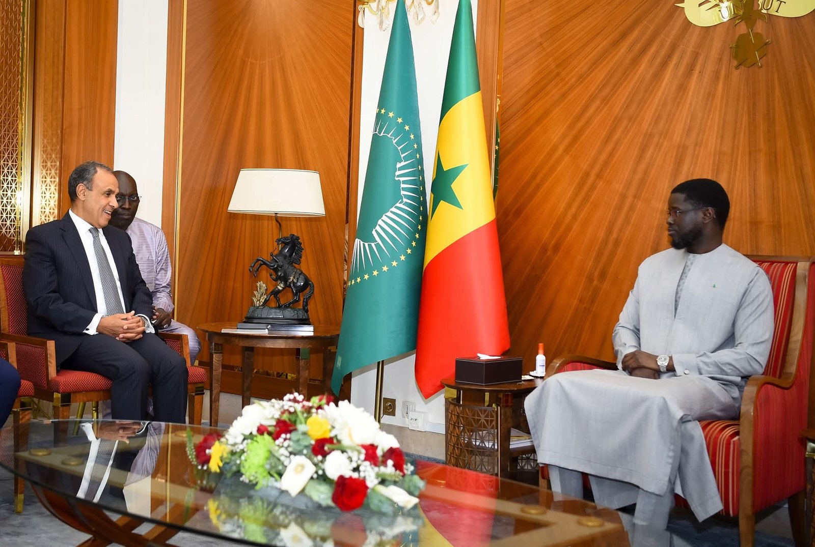 وزير الخارجية والهجرة يسلم رسالة خطية من فخامة رئيس الجمهورية الى رئيس جمهورية السنغال