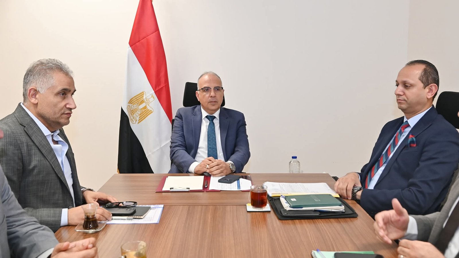 وزير الري يتابع أعمال إزالة الحشائش و ورد النيل وإزالة التعديات على مجرى نهر النيل