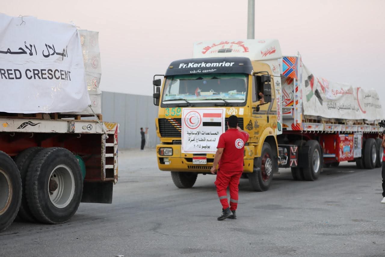« زاد العزة .. من مصر لغزة » .. الهلال الأحمر المصري يستمر في الدفع بالمساعدات الإنسانية إلى غزة
