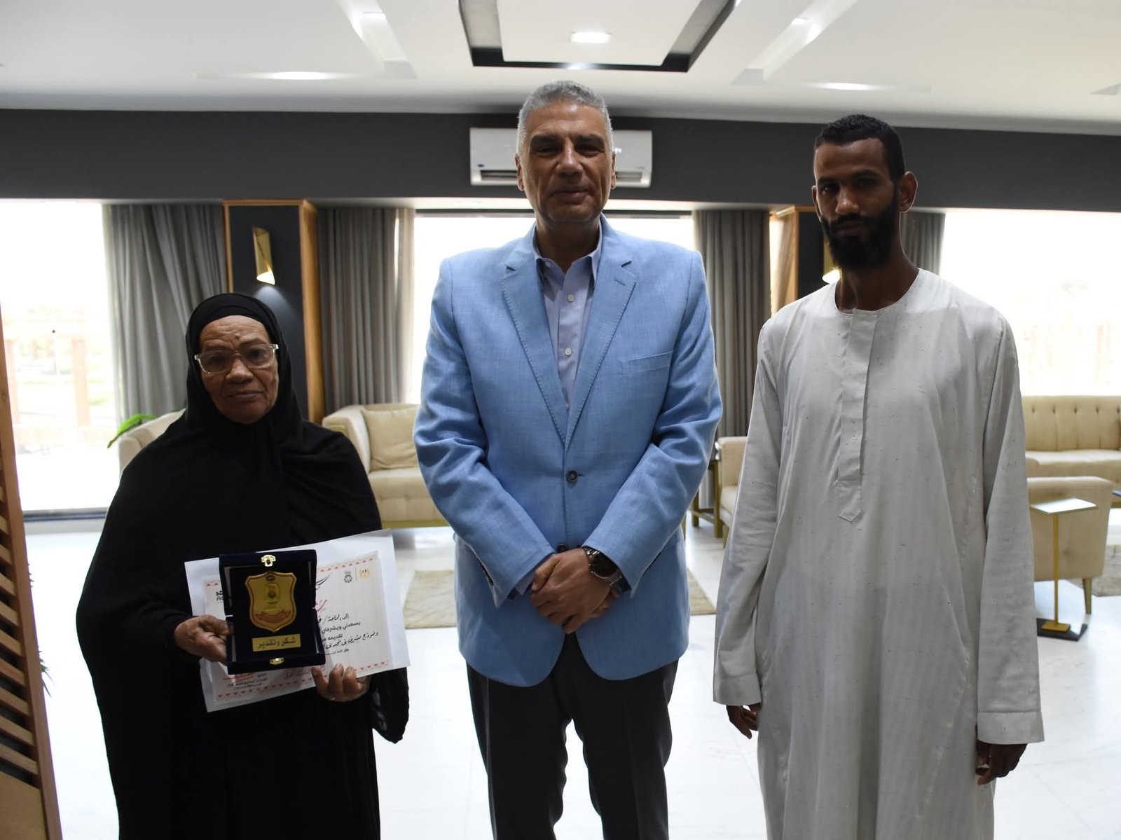 لمسة وفاء .. محافظ أسوان يكرم ” قاهرة الأمية ” تقديراً لإصرارها لتعلم القراءة والكتابة 