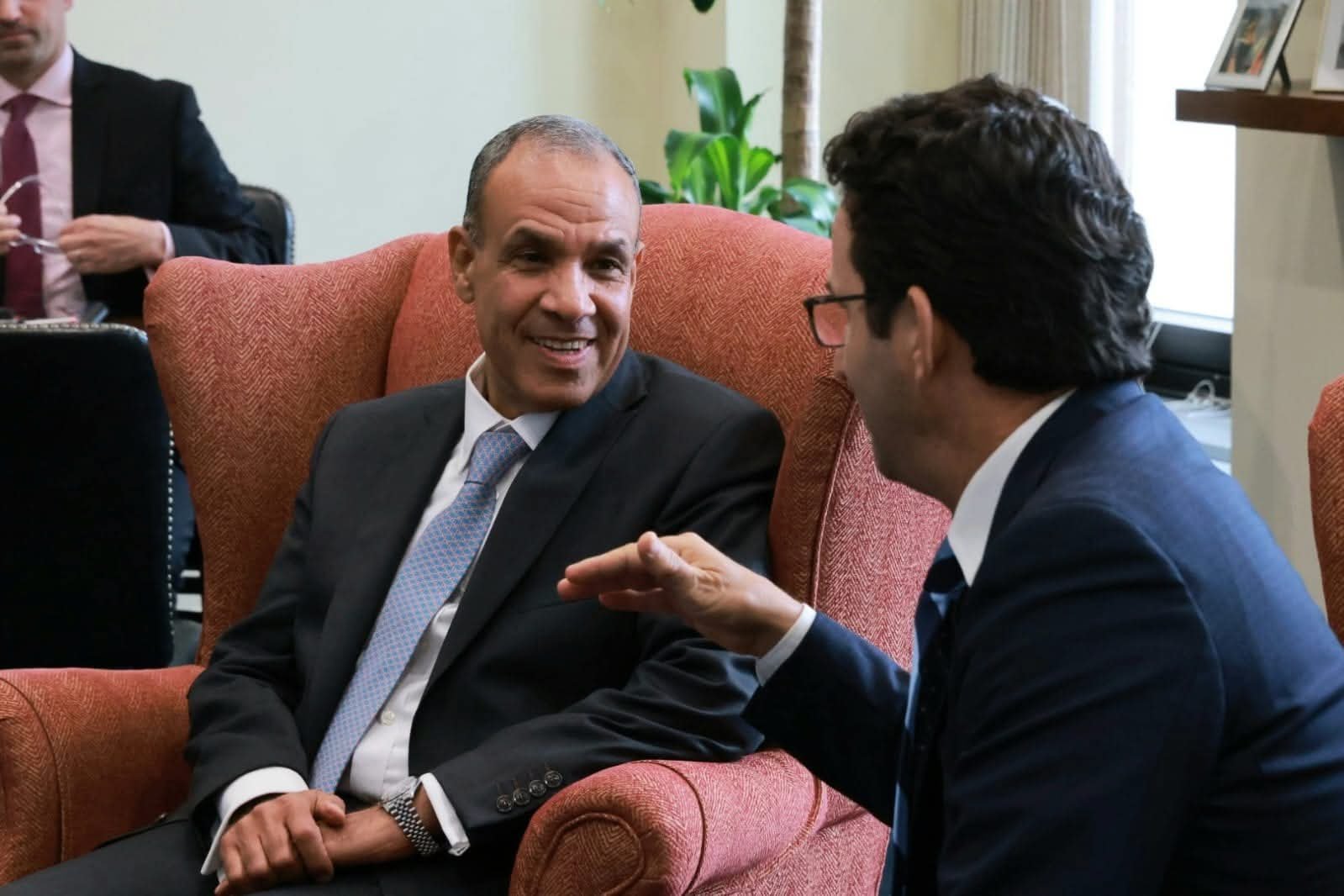 وزير الخارجية والهجرة يلتقي السيناتور “برايان شاتز” بمجلس الشيوخ الأمريكي