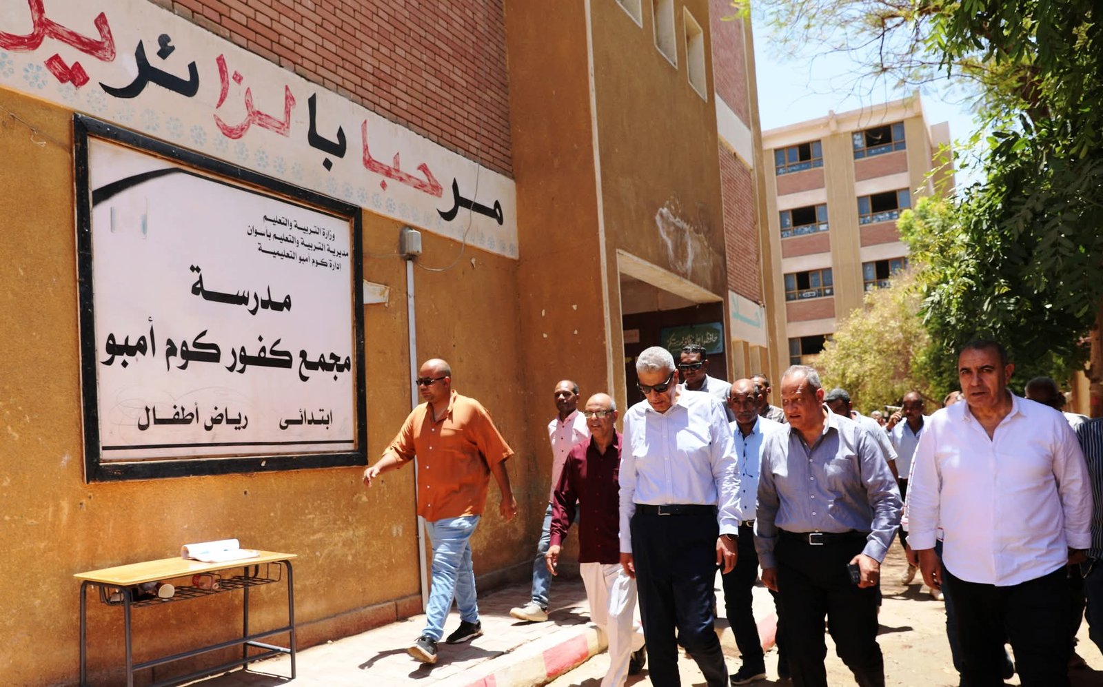 محافظ أسوان يتابع  التجهيزات الجاريةأمام الناخبين لأداء حقهم الدستورى فى إنتخابات مجلس الشيوخ