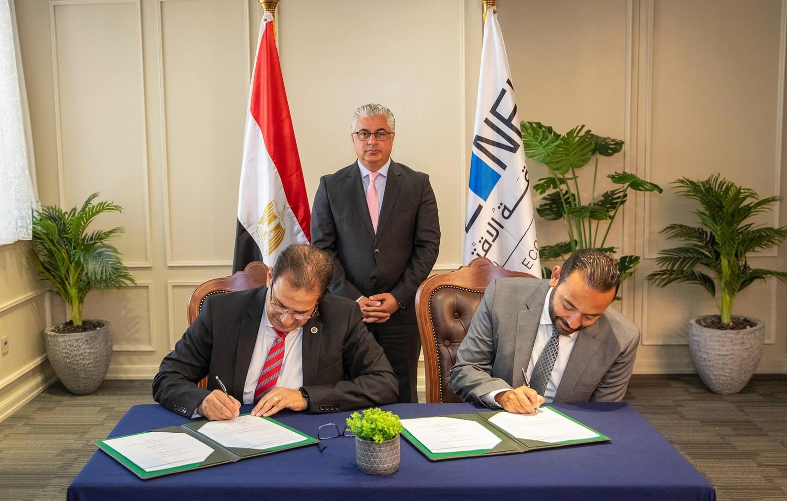 باستثمارات 970 مليون جنيه.. بما تعادل 19.9 مليون دولار أمريكي رئيس اقتصادية قناة السويس يشهد توقيع عقد مشروع شركة “CWA” للمنسوجات بالمنطقة الصناعية بالسخنة