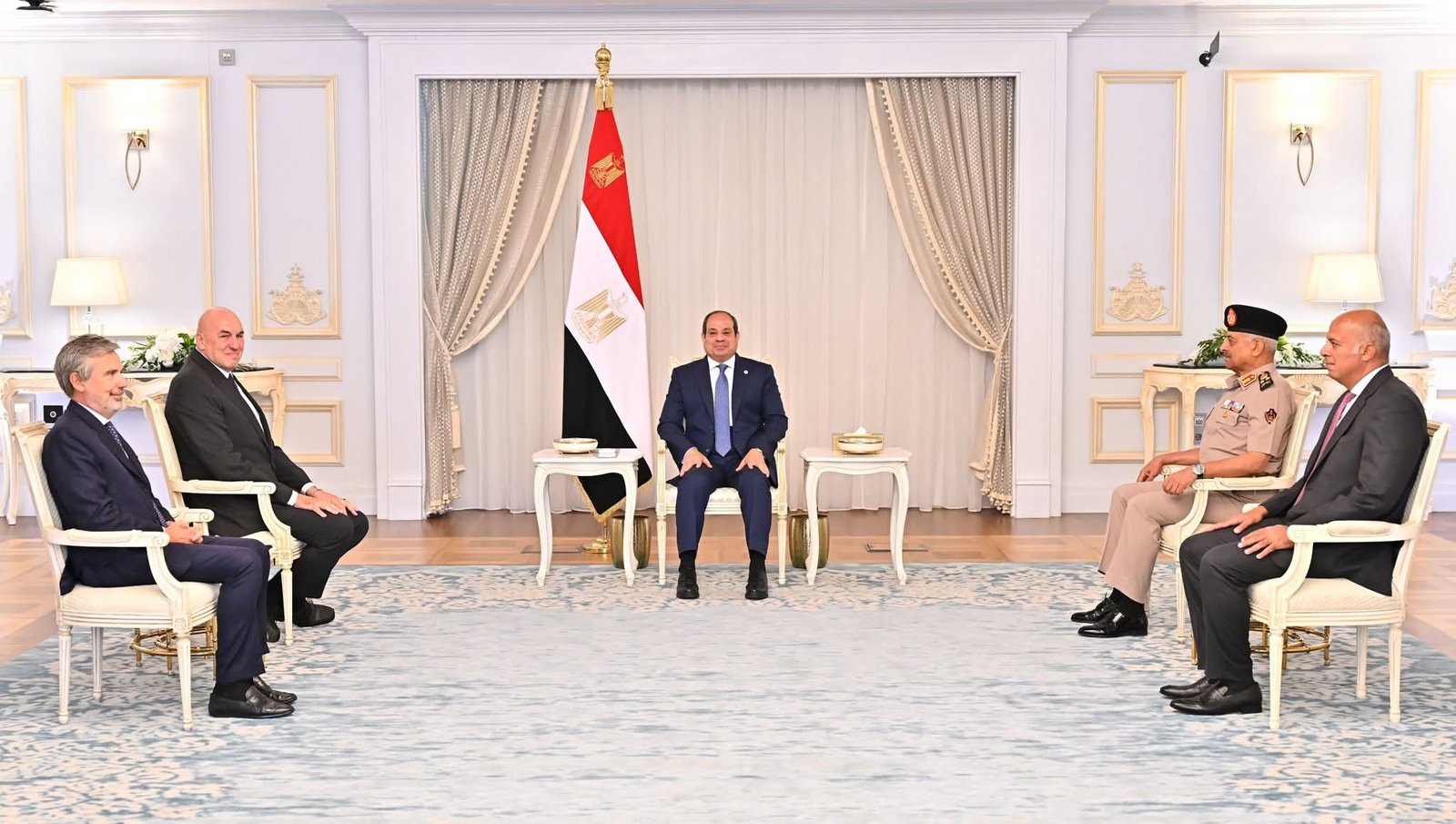 “السيسي ووزير الدفاع الإيطالي يبحثان العلاقات الثنائية والأوضاع في الشرق الأوسط”.