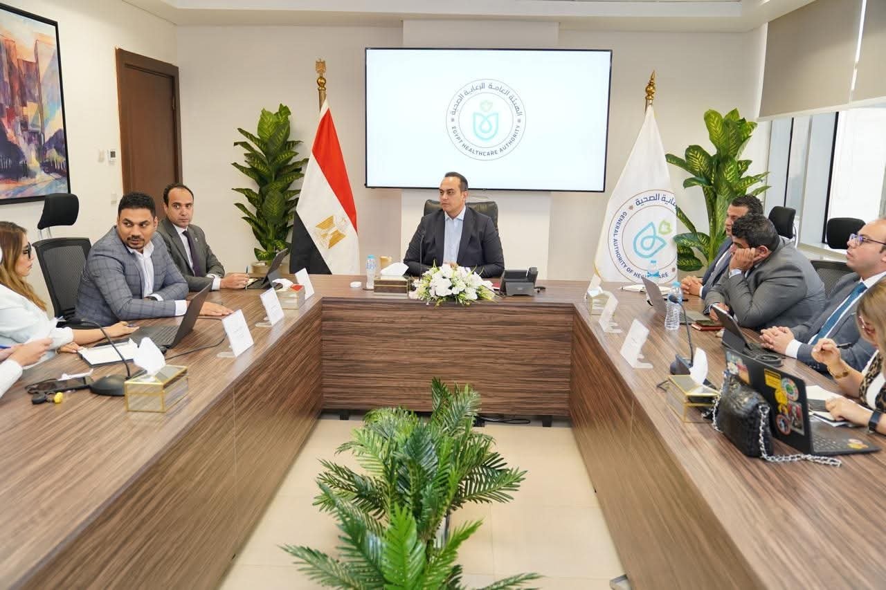 رئيس هيئة الرعاية الصحية يعقد اجتماعًا موسعًا مع الإدارة التنفيذية لمتابعة آخر استعدادات انطلاق المرحلة الثانية لمنظومة التأمين الصحي الشامل من محافظة مطروح