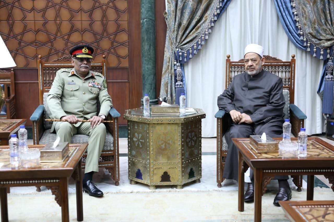 شيخ الأزهر يستقبل رئيس الأركان الباكستاني ويؤكِّد: لا استقرار في العالم دون حل لقضية فلسطين