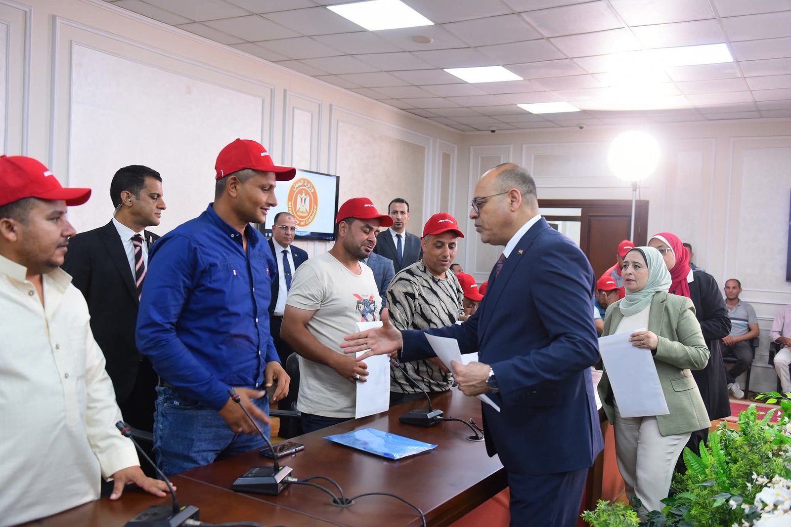 وزير العمل يُسلم عقود عمل جديدة لكوادر مصرية اجتازوا الاختبارات للعمل بشركة مقاولات في “البوسنة والهرسك”