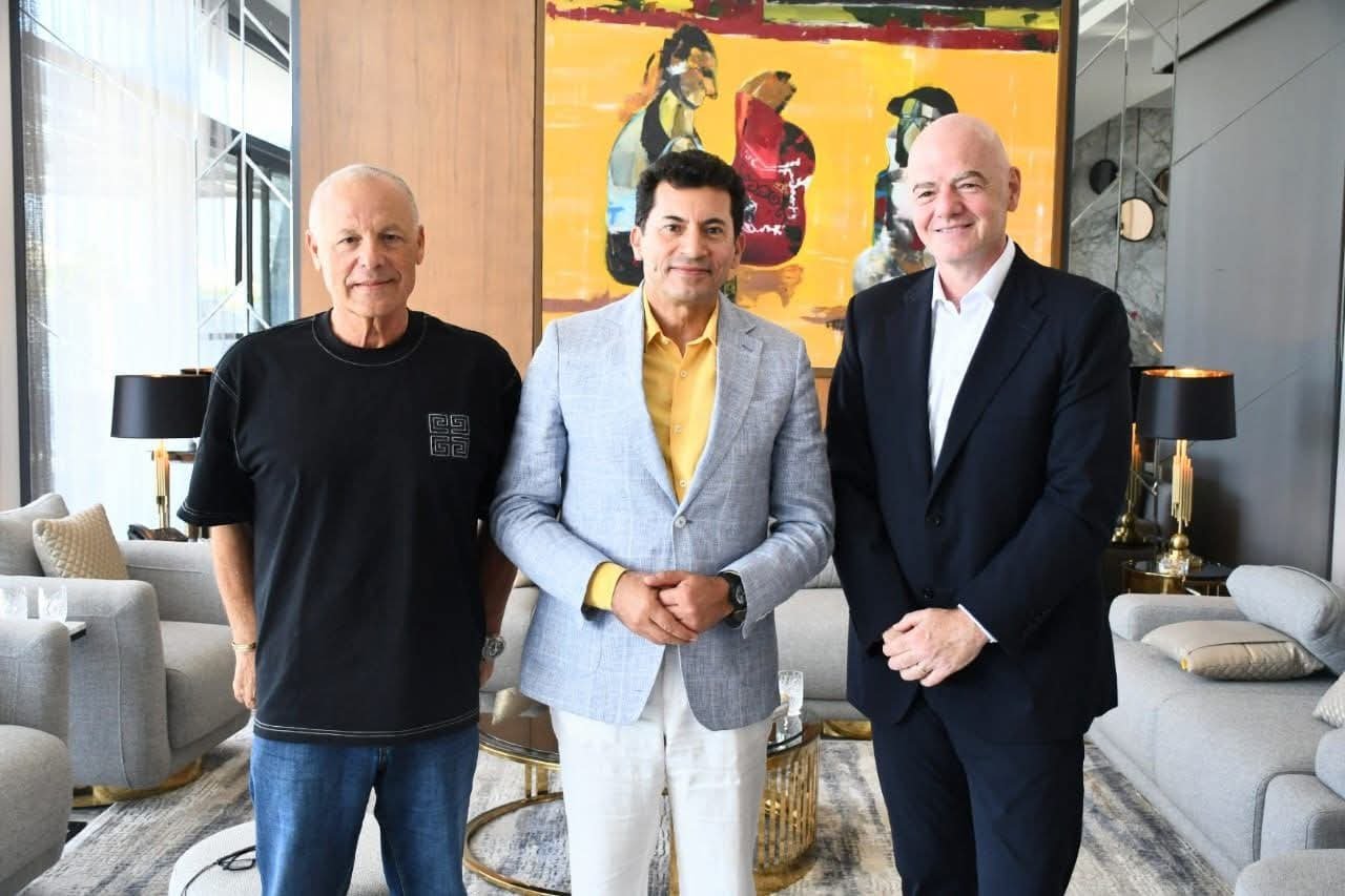 رئيس مجلس الوزراء يرحب برئيس الاتحاد الدولي لكرة القدم خلال تواجده في مصر لقضاء عطلته مع أسرته بالعلمين الجديدة