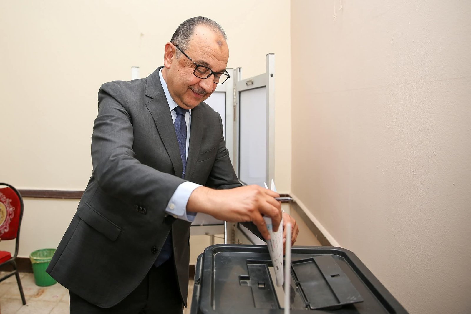 وزير قطاع الأعمال العام يُدلي بصوته في انتخابات مجلس الشيوخ بالتجمع الخامس