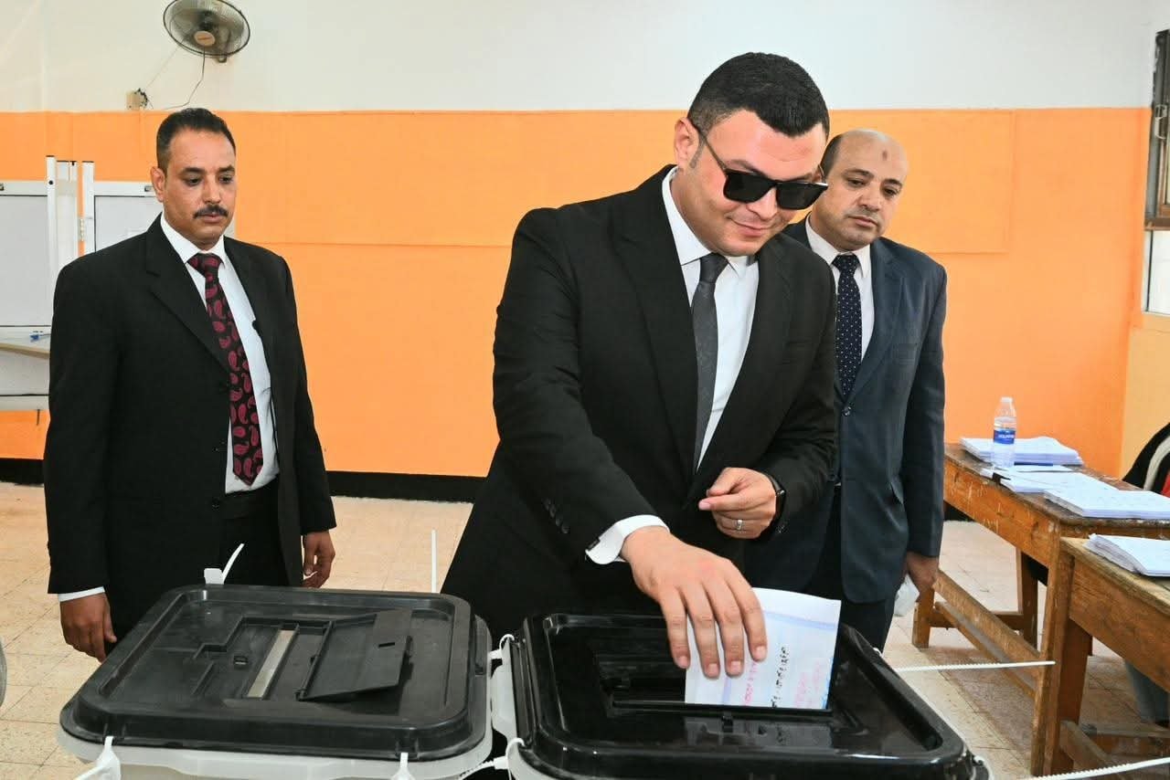 وزير الإسكان يُدلي بصوته بانتخابات مجلس الشيوخ