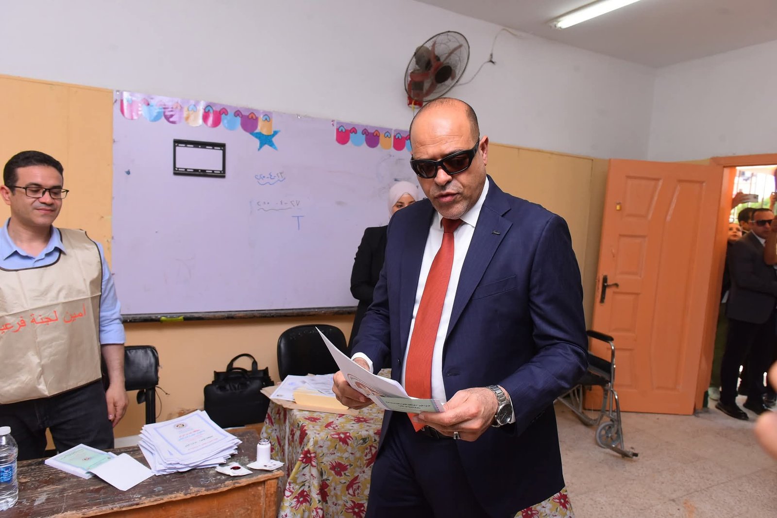 وزير العمل يُدلي بصوته في انتخابات مجلس الشيوخ بالتجمع الخامس