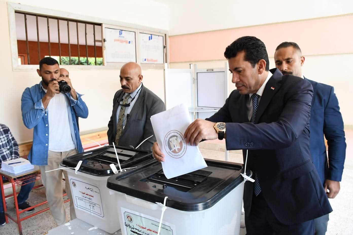 وزير الشباب والرياضة يُدلي بصوته في انتخابات الشيوخ بمدينة الشروق