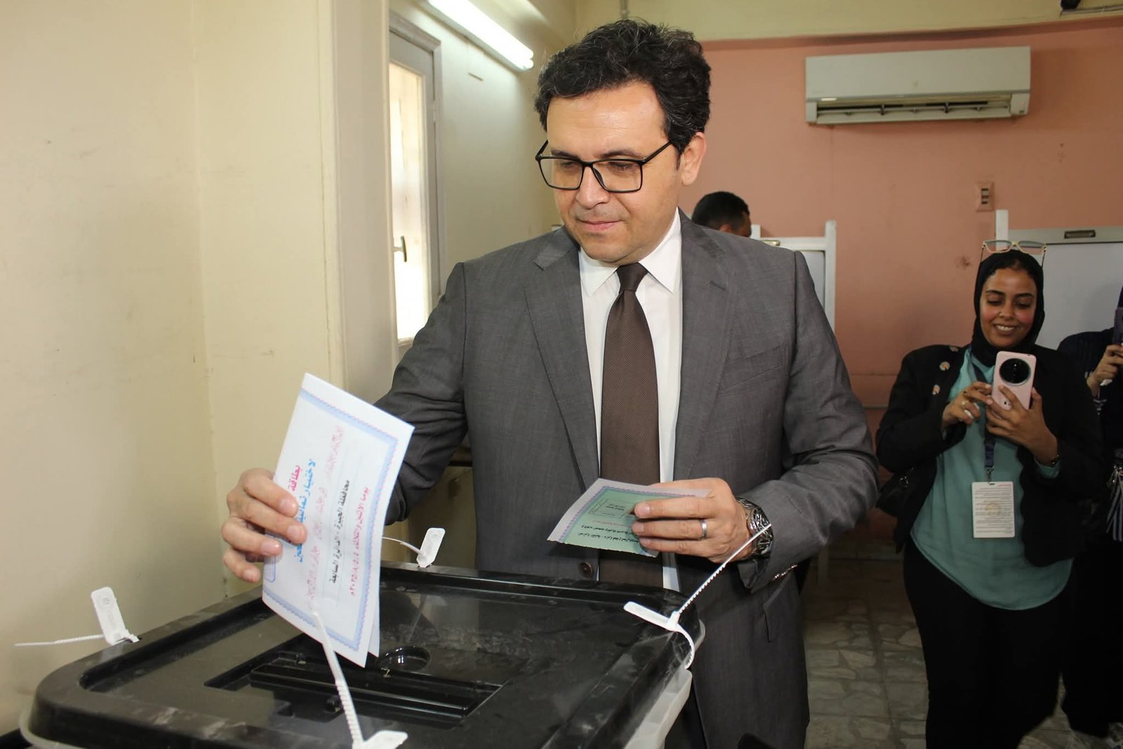 وزير الثقافة يُدلي بصوته في انتخابات مجلس الشيوخ