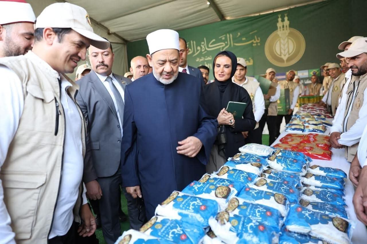 شيخ الأزهر يتفقَّد تجهيزات قافلة بيت الزكاة والصدقات المتجهة إلى قطاع غزة