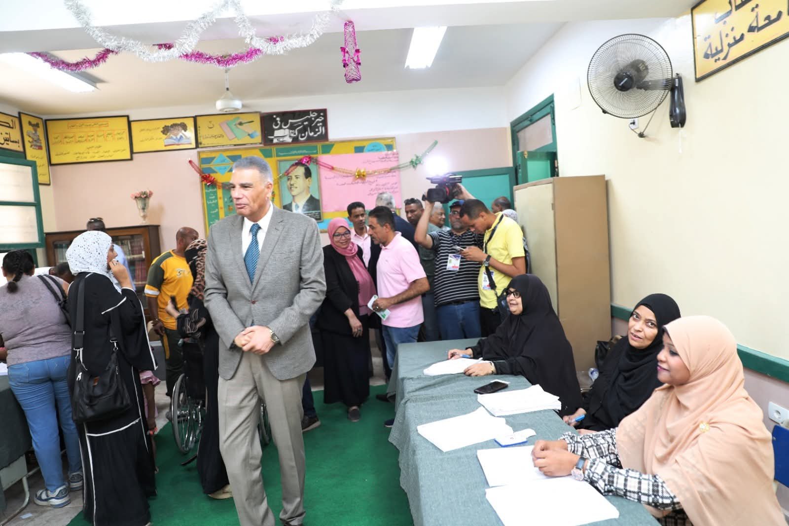 إنتخابات مجلس الشيوخ .. محافظ أسوان يتفقد اللجان ويطمئن على سير العملية الإنتخابية