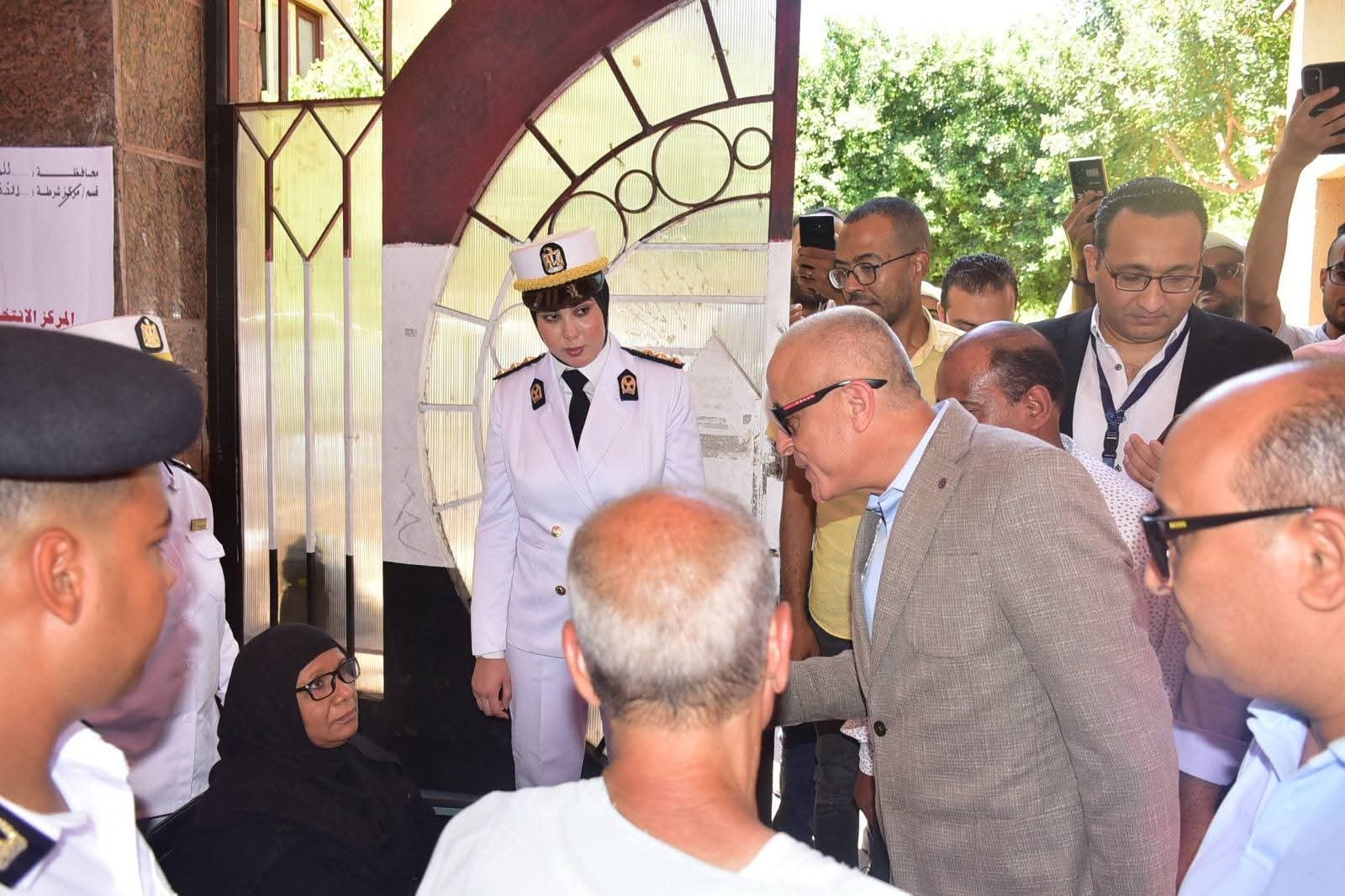 في أول أيام انتخابات مجلس الشيوخ.. محافظ الأقصر يتفقد لجان التصويت بالطود والأقصر