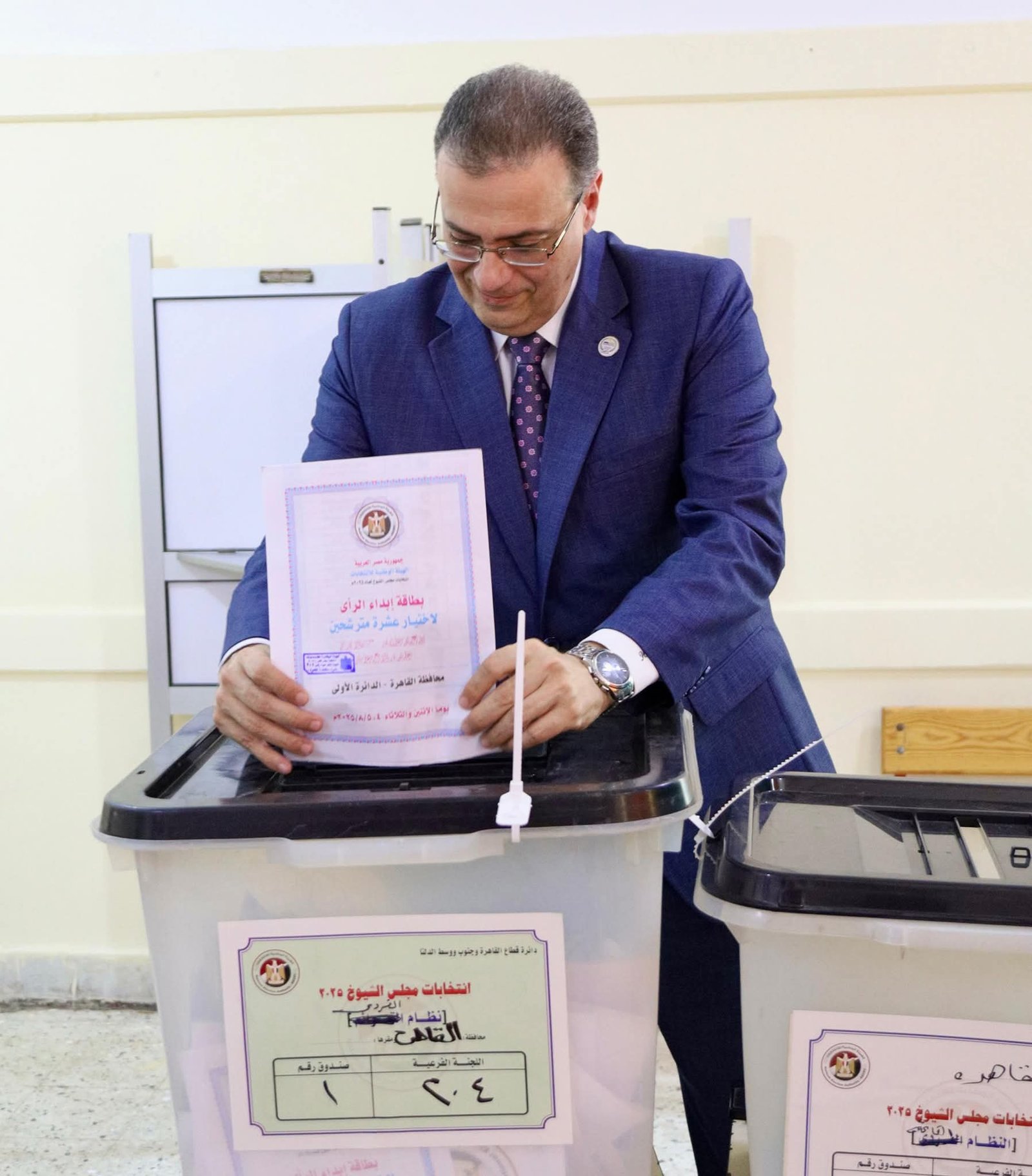 رئيس الجهاز المركزي للتنظيم والإدارة يُدلي بصوته في انتخابات مجلس الشيوخ ويدعو المواطنين للمشاركة الفاعلة