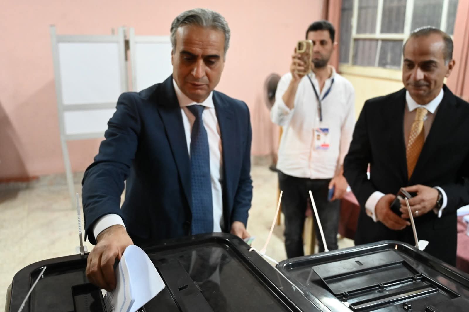 رئيس جهاز حماية المستهلك يُدلي بصوته في انتخابات مجلس الشيوخ 2025