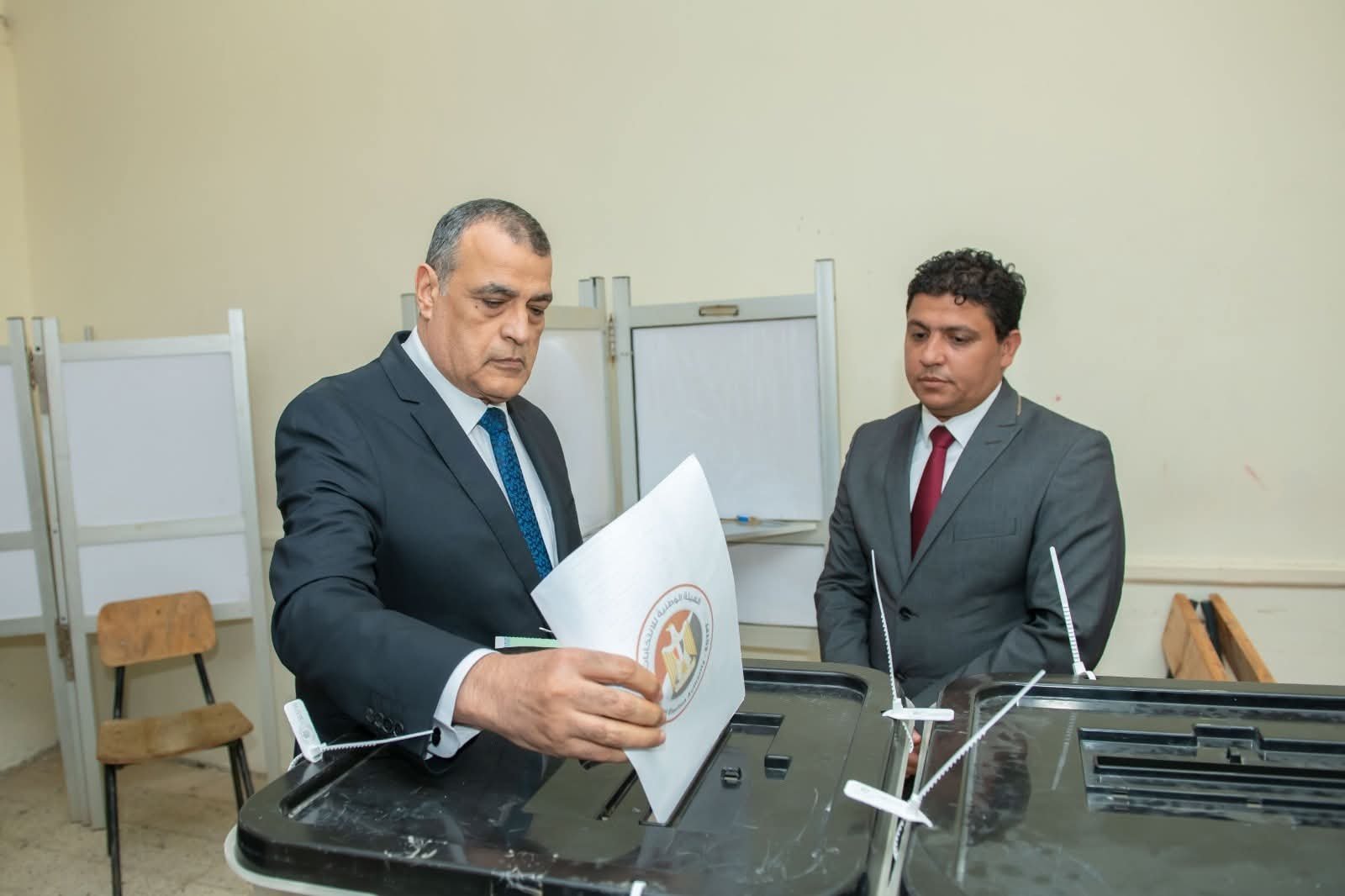 وزير الدولة للإنتاج الحربي يُدلي بصوته في انتخابات مجلس الشيوخ