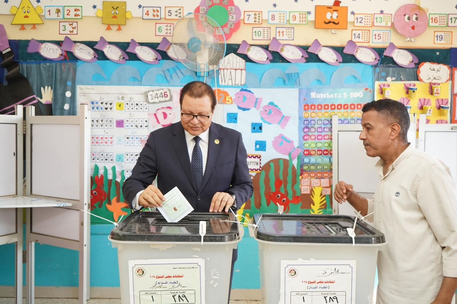 رئيس الهيئة العامة للاعتماد والرقابة الصحية يُدلي بصوته بانتخابات مجلس الشيوخ ٢٠٢٥