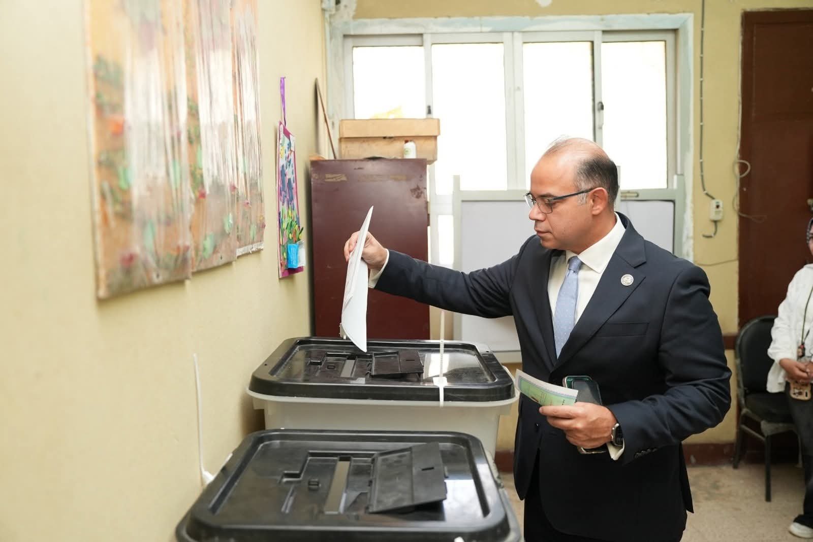 رئيس الهيئة العامة للرقابة المالية يُدلي بصوته في انتخابات مجلس الشيوخ 2025