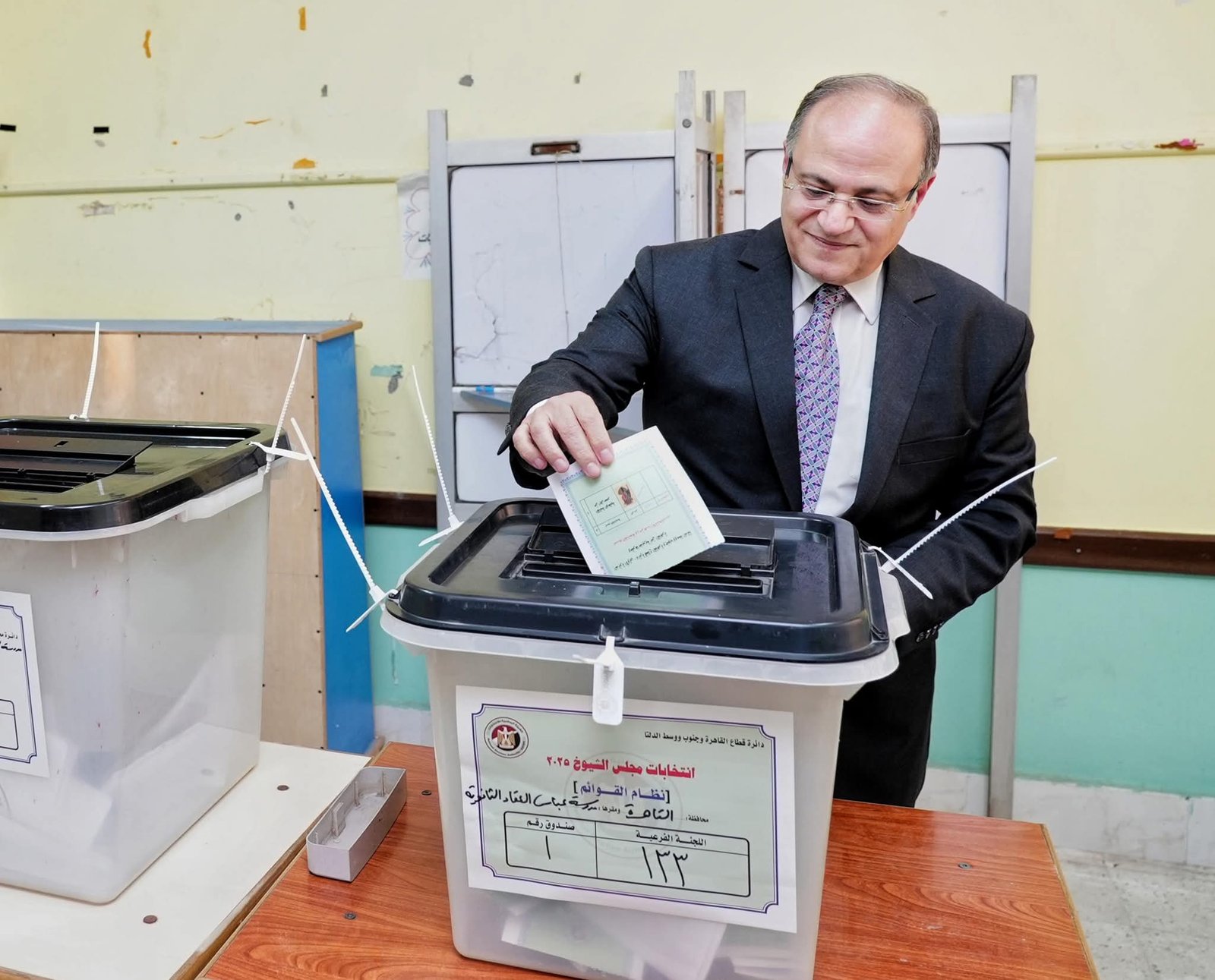 رئيس هيئة الدواء المصرية يُدلي بصوته في انتخابات الشيوخ