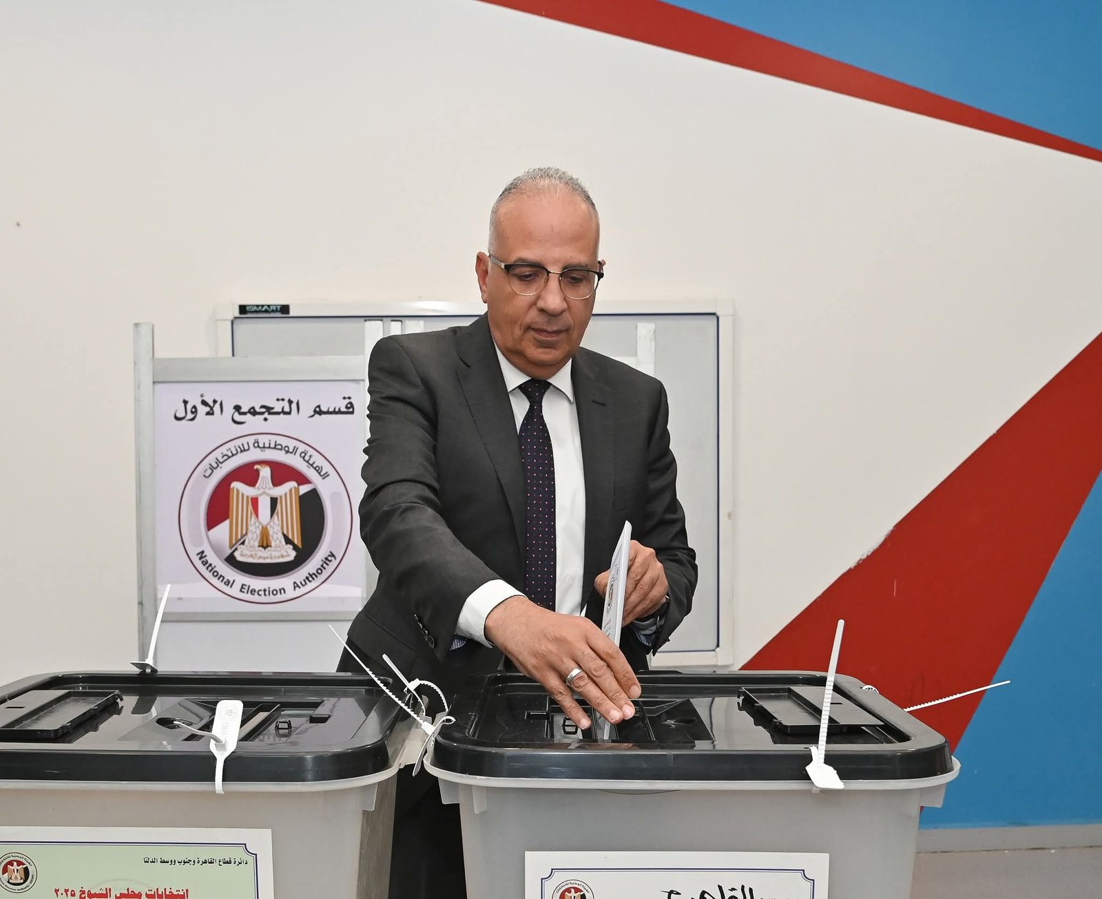 فور عودته من زيارته الرسمية لدولة أوغندا.. وزير الري يُدلي بصوته في انتخابات مجلس الشيوخ ٢٠٢٥