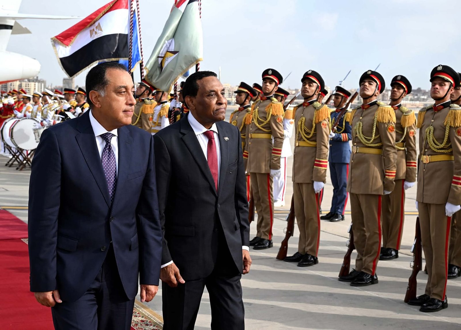 رئيس الوزراء يستقبل نظيره السوداني بمطار القاهرة الدولي