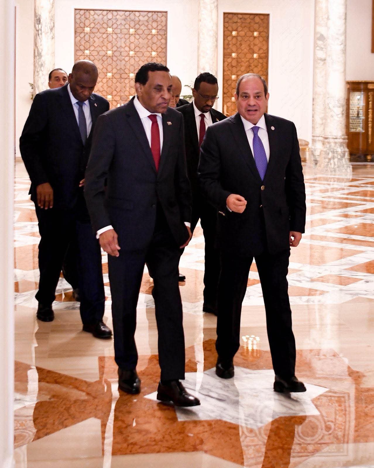 ” السيسي يستقبل رئيس مجلس الوزراء الانتقالي السوداني ويؤكد دعم مصر لوحدة السودان وسيادته”