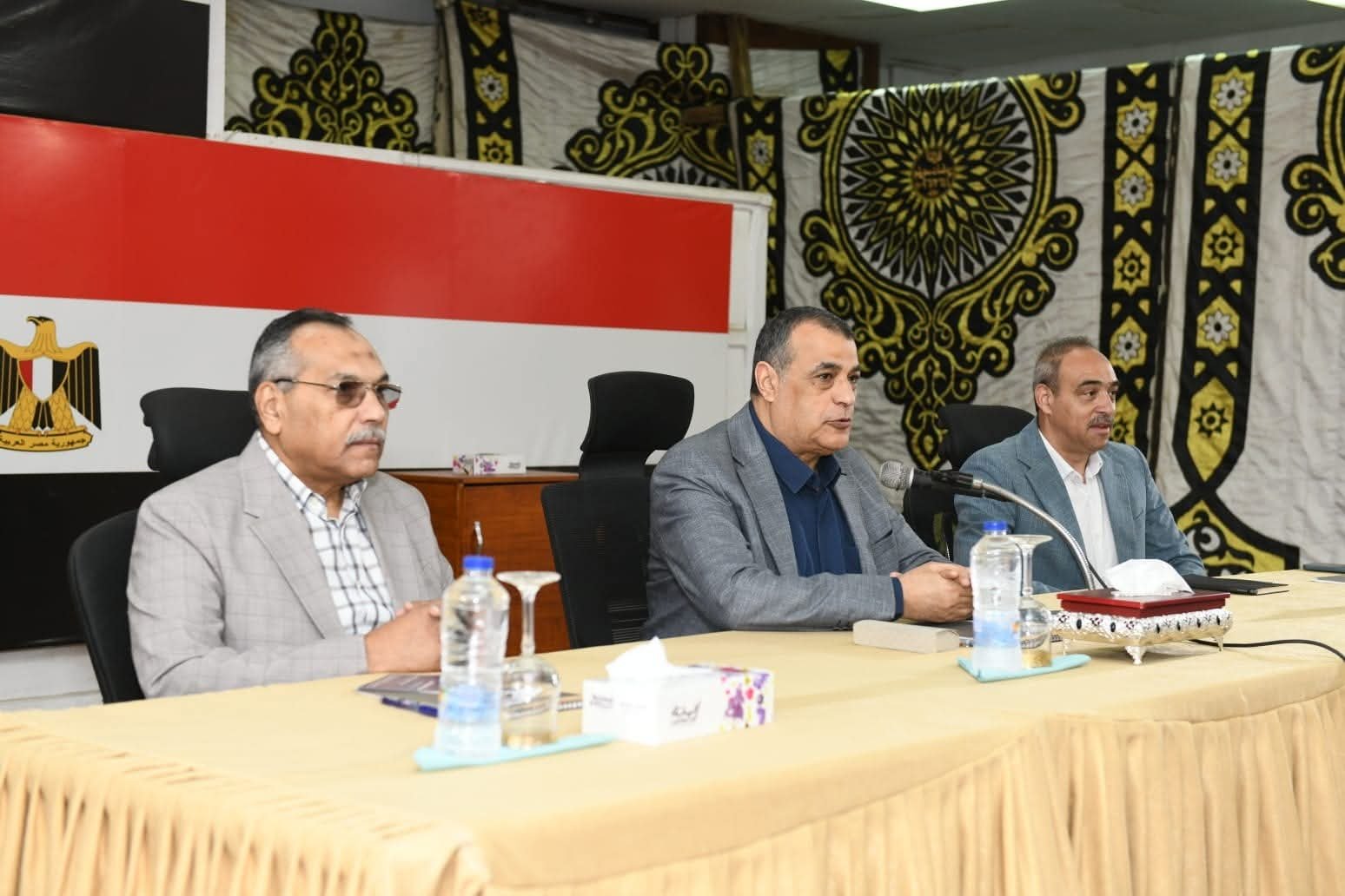 وزير الدولة للإنتاج الحربي يجتمع مع العاملين بشركة حلوان للمسبوكات (مصنع 9 الحربي)