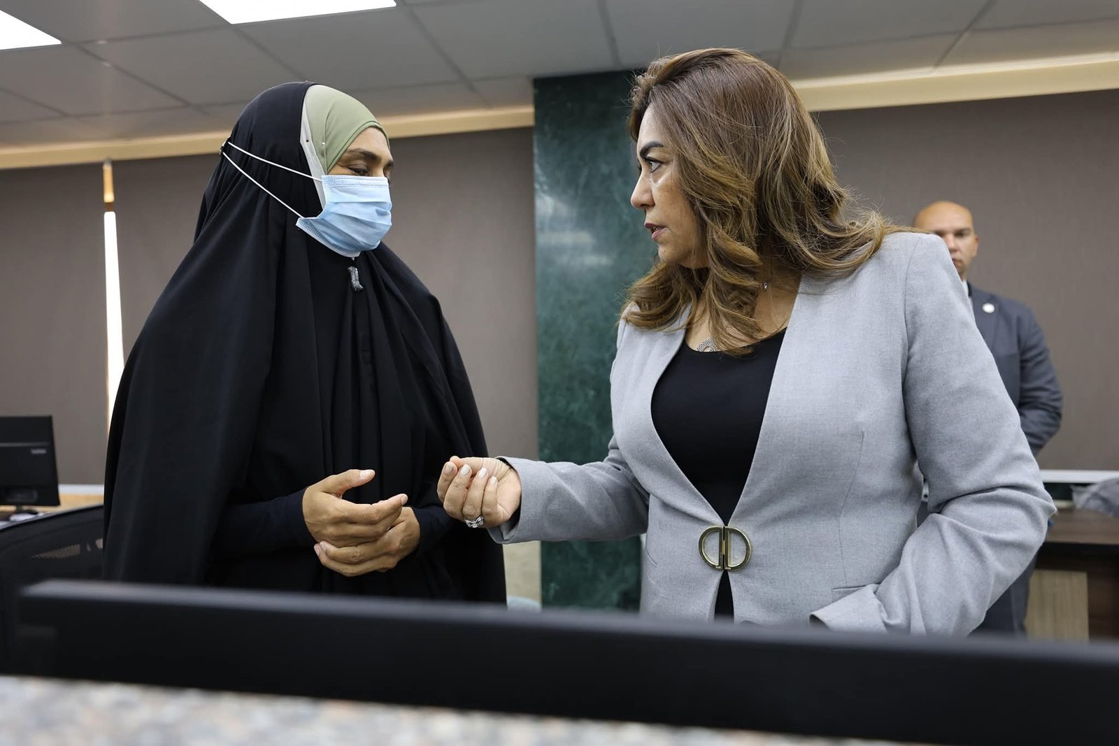 وزيرة التنمية المحلية تقوم بجولة مفاجئة على حي الموسكي بالقاهرة لمتابعة تقديم الخدمات للمواطنين بالمركز التكنولوجي