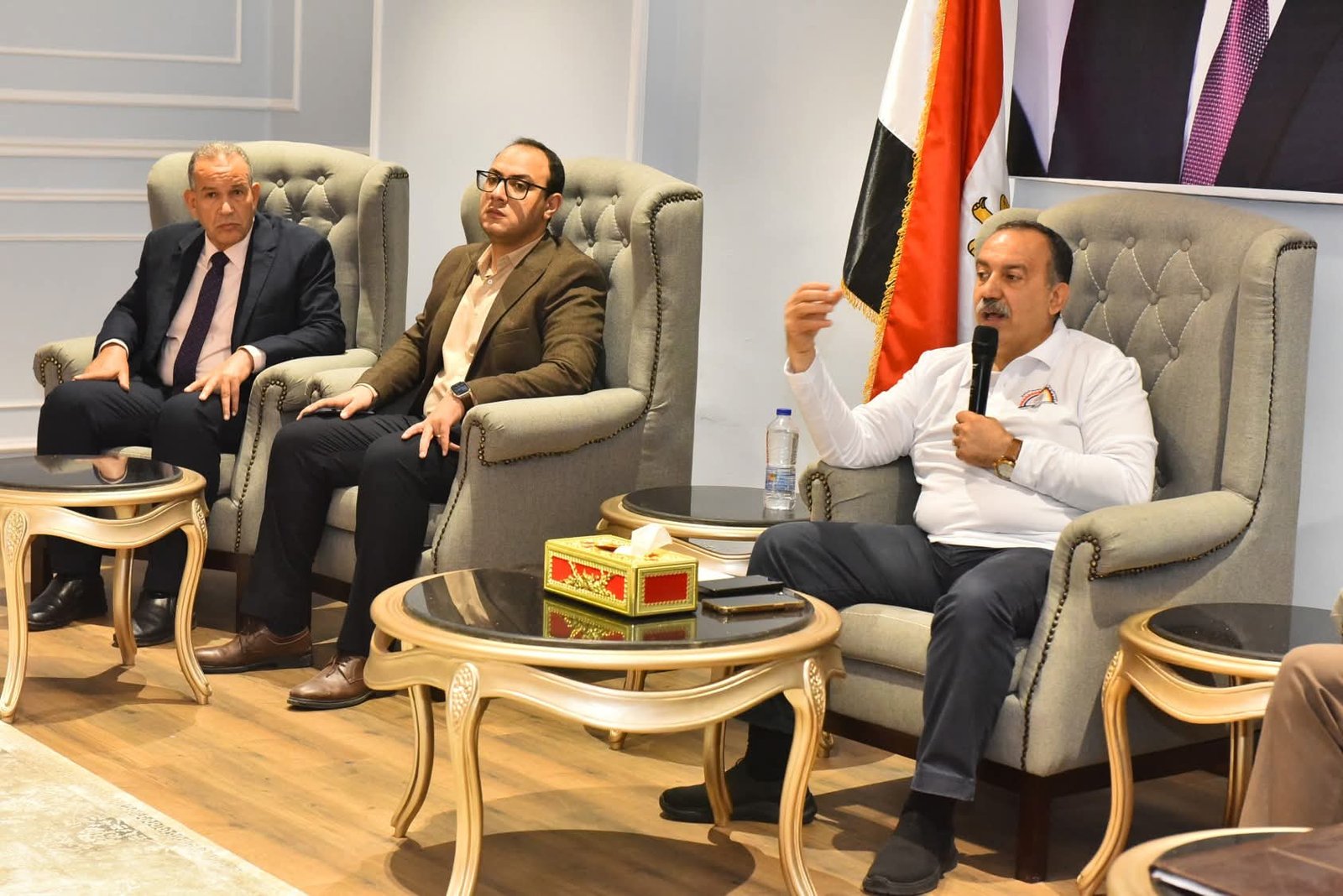 خلال اجتماعه مع رؤساء المراكز والأحياء.. محافظ أسيوط يشدد على محاسبة المقصرين ويطلق حزمة توجيهات لتنمية الموارد والظهير الصحراوي