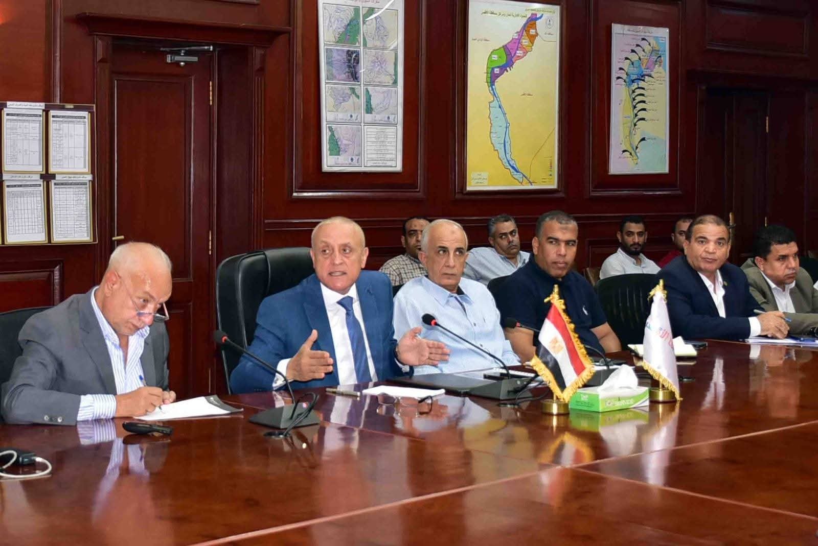 محافظ الأقصر يبحث مع الجهات المعنية خطة مشروع القطار السريع ومحطاته بالمحافظة