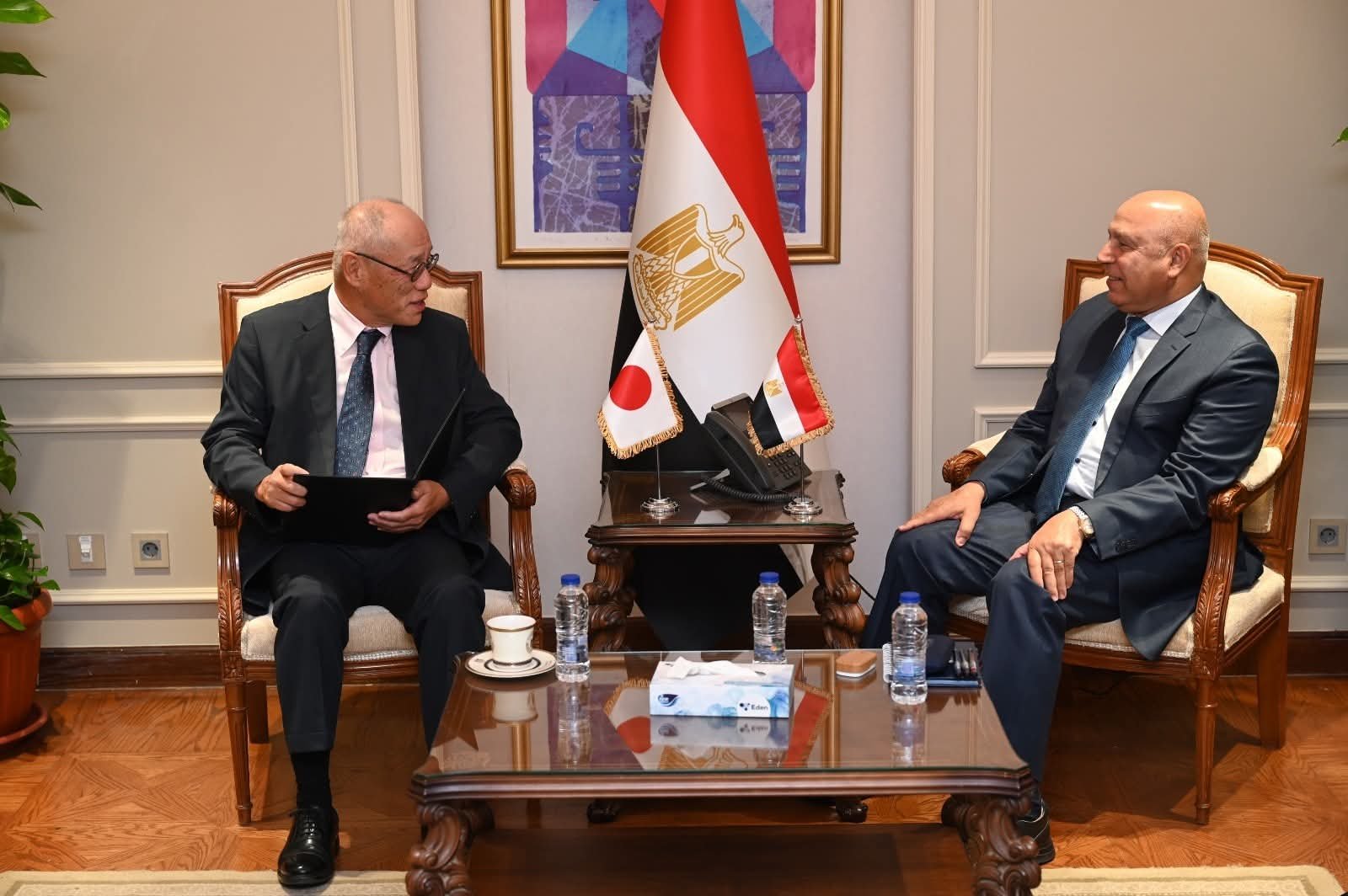 وزير الصناعة والنقل يستقبل السفير الياباني بالقاهرة