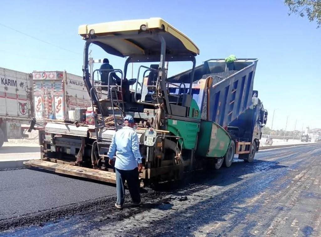 مع بداية موجة شديدة الحرارة ..توجيهات إنسانية من محافظ أسوان بتأمين وحماية عمال النظافة والحدائق