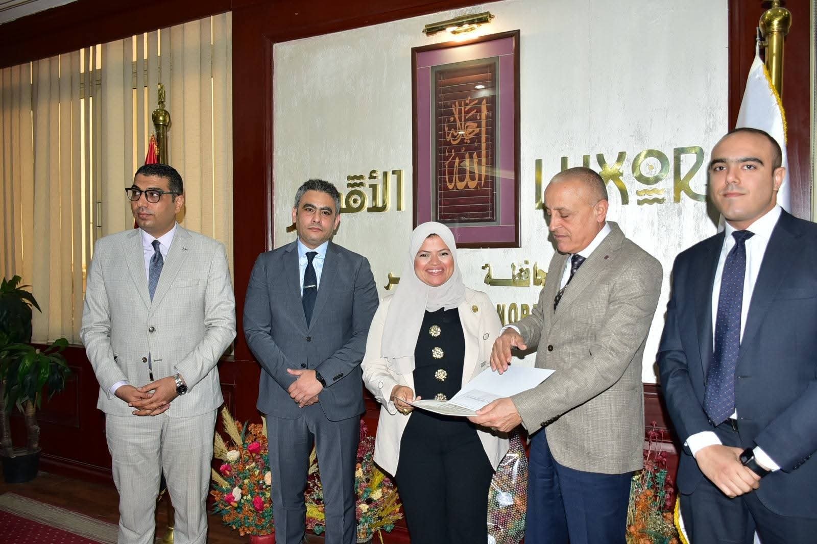 محافظ الأقصر يكرم المتميزين في إدارات المراجعة الداخلية والحوكمة بحضور وفد الرقابة الإدارية