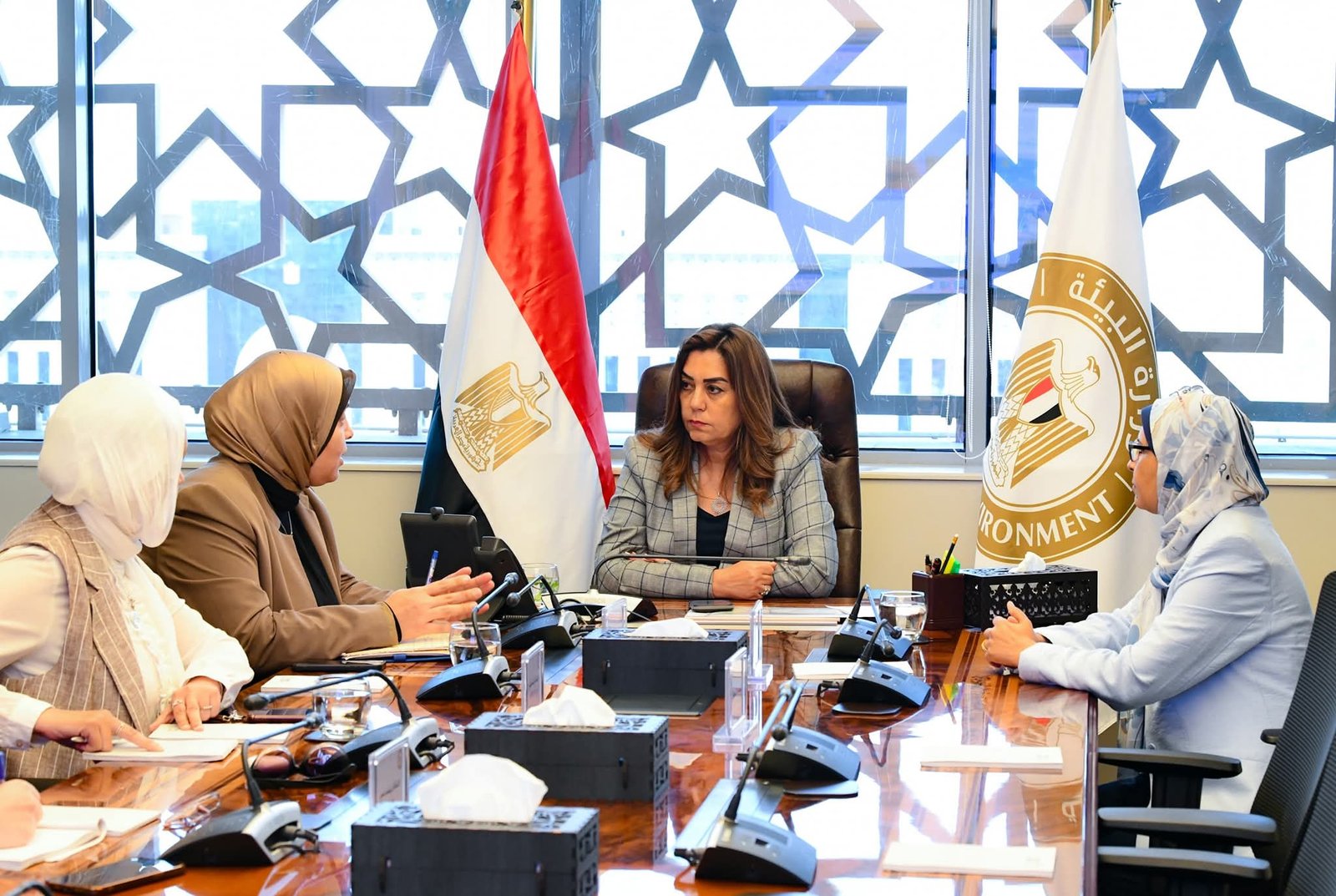 وزيرة التنمية المحلية تتابع جهود رصد وتحسين جودة الهواء والمياه لحماية البيئة ومواكبة التغيرات البيئية