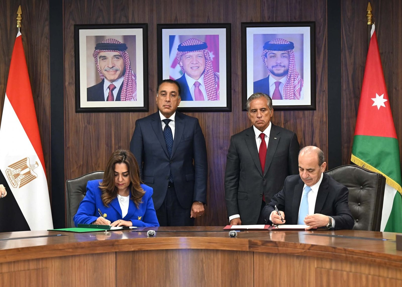 رئيسا وزراء مصر والأردن يشهدان توقيع 10 وثائق في مجالات تخدم تعزيز التعاون الثنائي بين البلدين