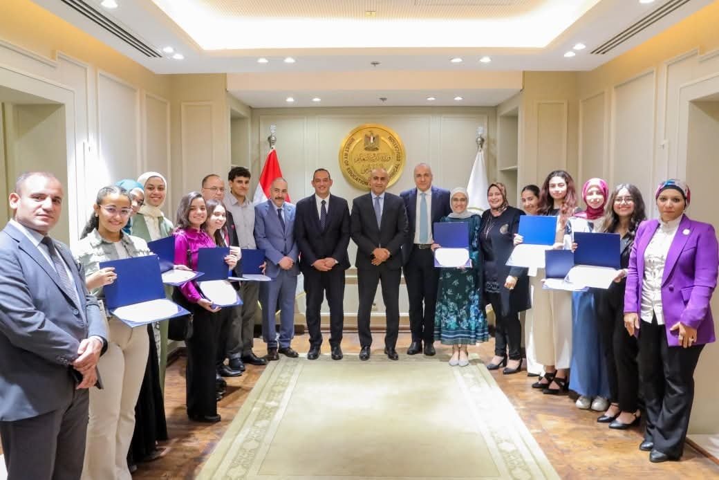 وزير التربية والتعليم والتعليم الفني يكرم الطلاب أوائل مدارس النيل المصرية الدولية