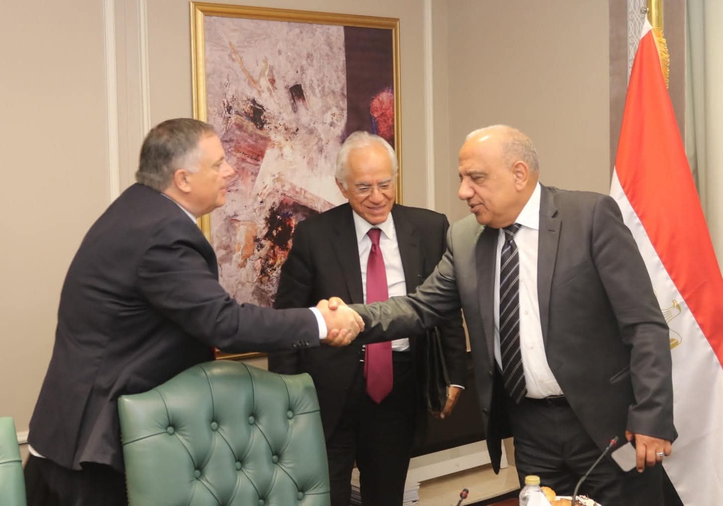 وزير الكهرباء والطاقة المتجددة يلتقي رئيس مجموعة “كوبولوزيس اليونانية “لبحث مستجدات تنفيذ مشروع الربط الكهربائي بين مصر واليونان