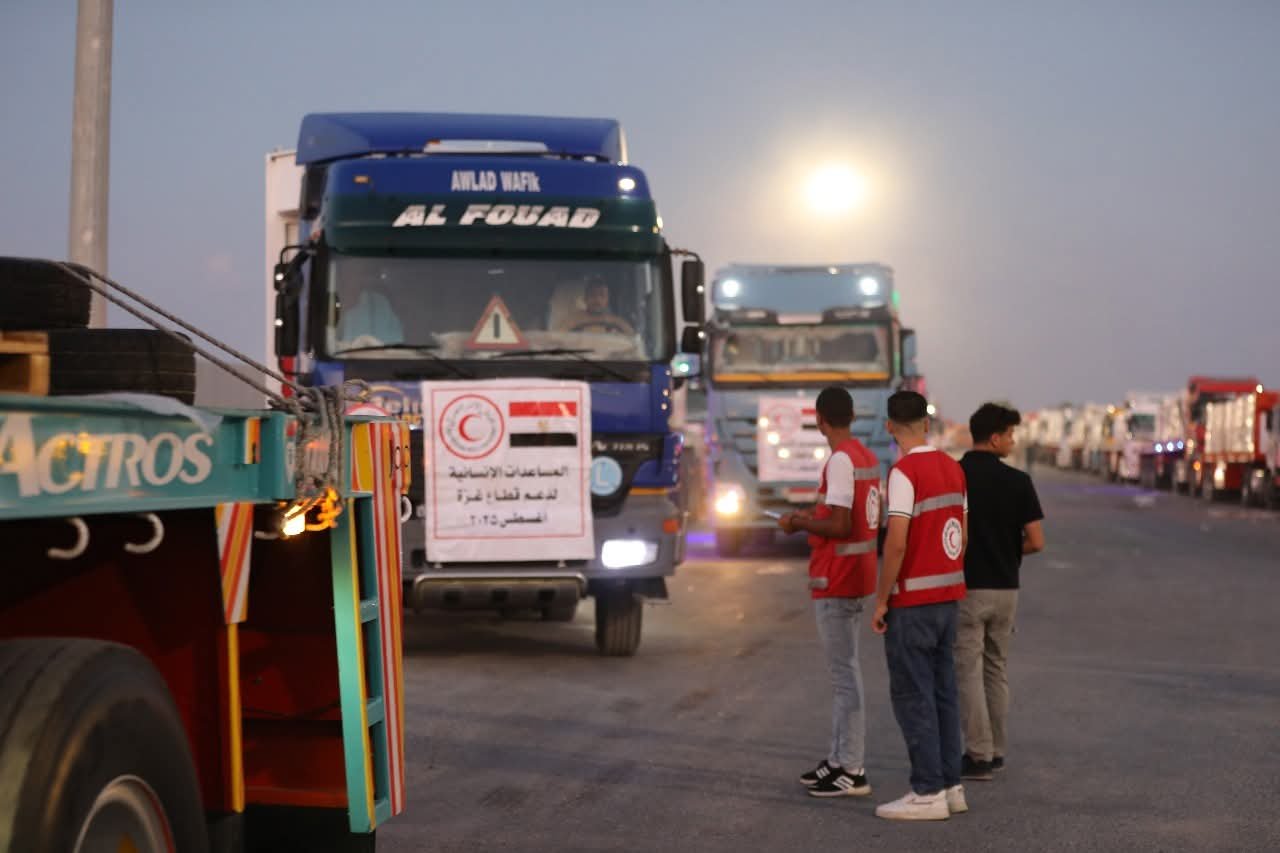 الهلال الأحمر المصري يدفع أكثر من 112 ألف سلة غذائية في قافلة «زاد العزة» الـ 14 إلى غزة