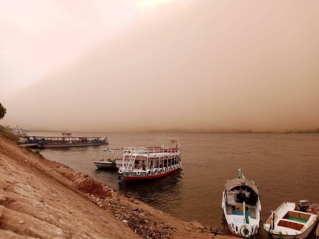 محافظ أسوان : إيقاف النشاط الملاحى بمجرى نهر النيل وبحيرة ناصر نظراً لسوء الأحوال الجوية