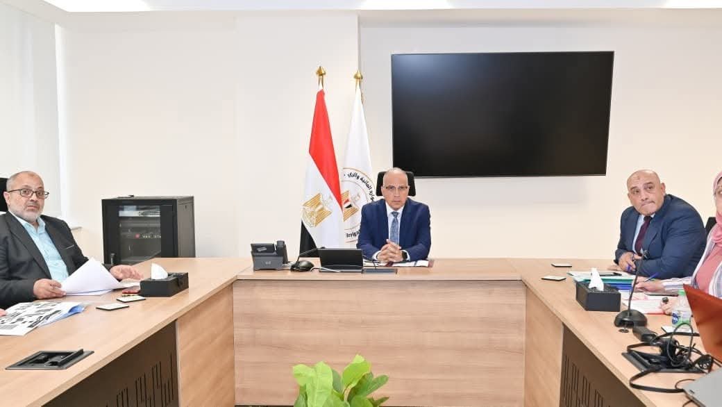 وزير الري يبحث إجراءات الحوكمة والتطوير المؤسسي لهيئة حماية الشواطئ ويتابع أعمال حماية الشواطئ المصرية