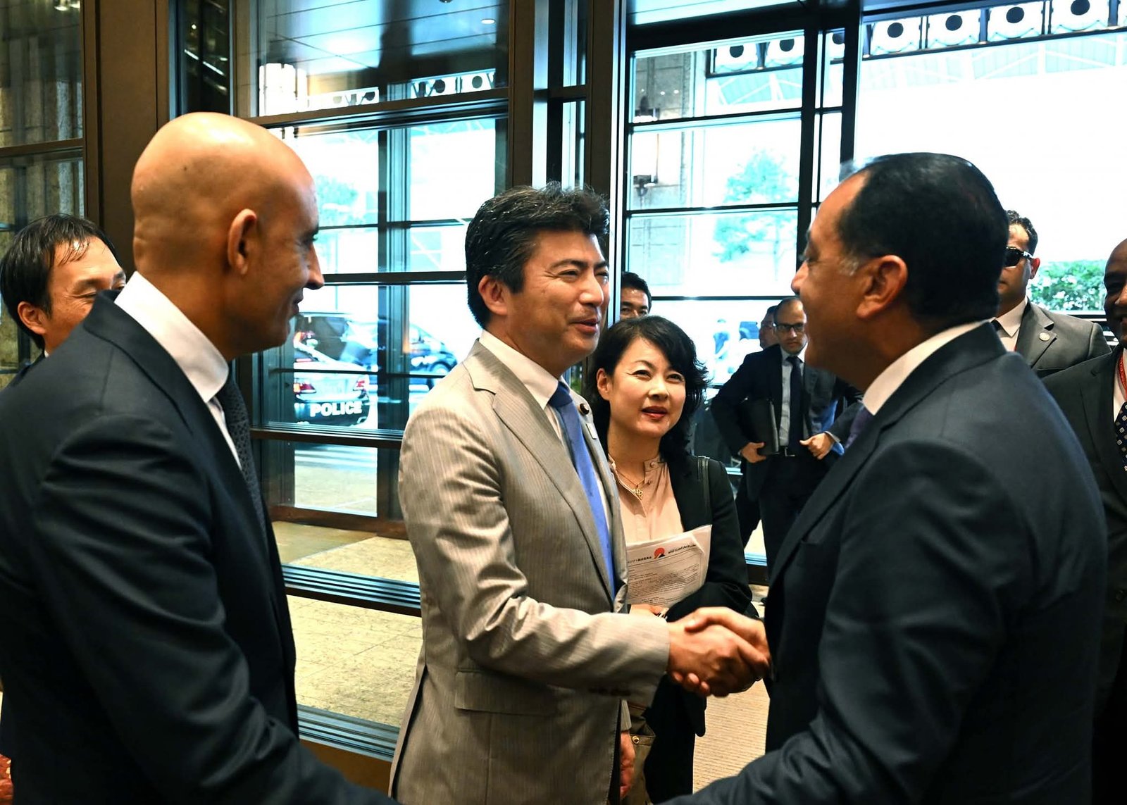 خلال زيارته اليابانرئيس الوزراء يلتقي وزير الدولة للاقتصاد والتجارة والصناعة الياباني